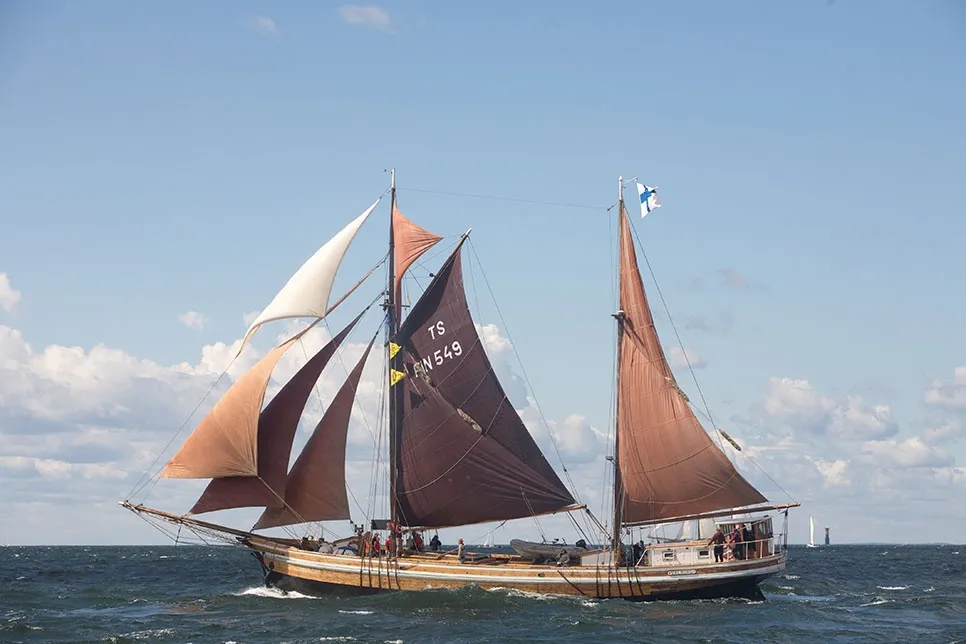 s/v Valborg täysissä purjeissa
